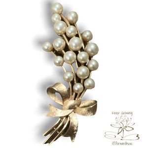 Crown Trifari 1950’s - 1960’s Faux Pearl Gold Tone Brooch Pin
